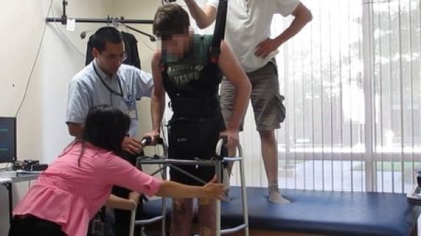 Un tanar paraplegic merge din nou cu ajutorul unui dispozitiv